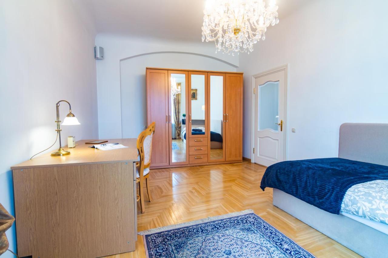 Classic Style Apartment In The Center Of Riga Exterior foto